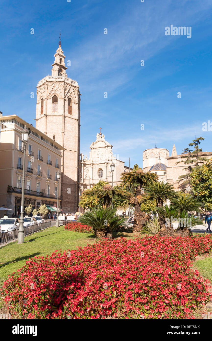La Plaça de la Reina e il campanile della cattedrale di Valencia, Spagna, Europa Foto Stock