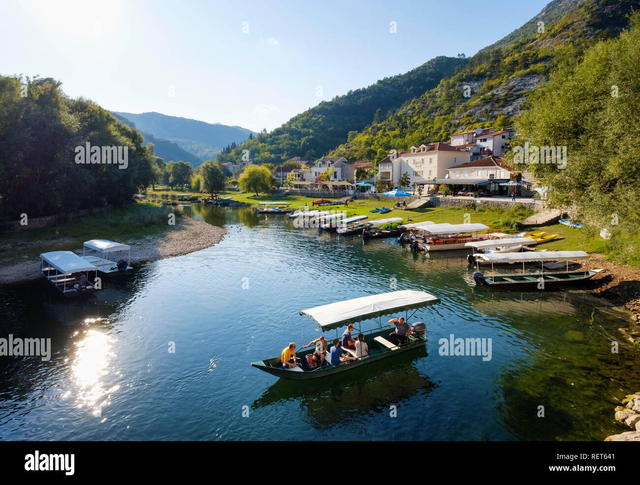 Barche sul fiume Crnojevic, Rijeka Crnojevica, nel Parco Nazionale del Lago di Scutari, vicino a Cetinje, Montenegro Foto Stock