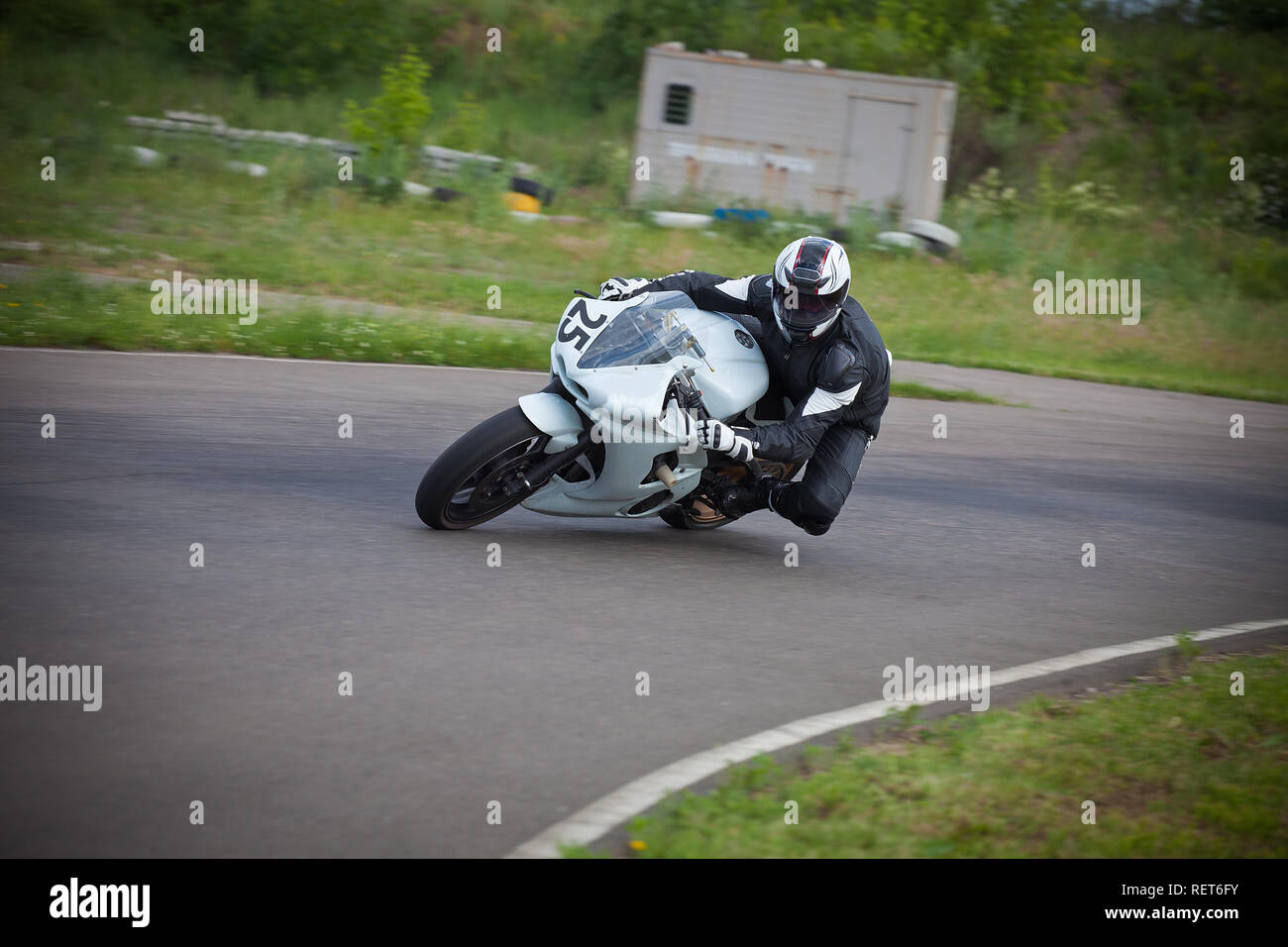 Motociclista entra in una curva pericolosa. Motorcycle Sport. FIM Road Racing. Foto Stock