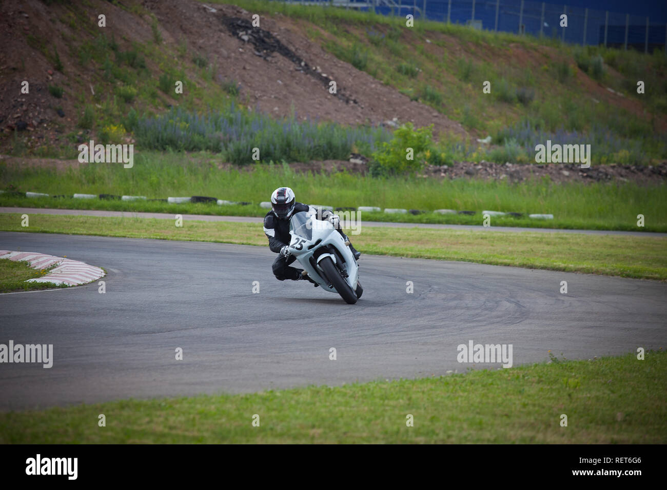 Motociclista entra in una curva pericolosa. Motorcycle Sport. FIM Road Racing. Foto Stock
