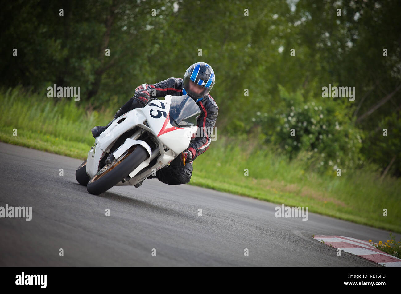 Motociclista entra in una curva pericolosa. Motorcycle Sport. FIM Road Racing. Foto Stock
