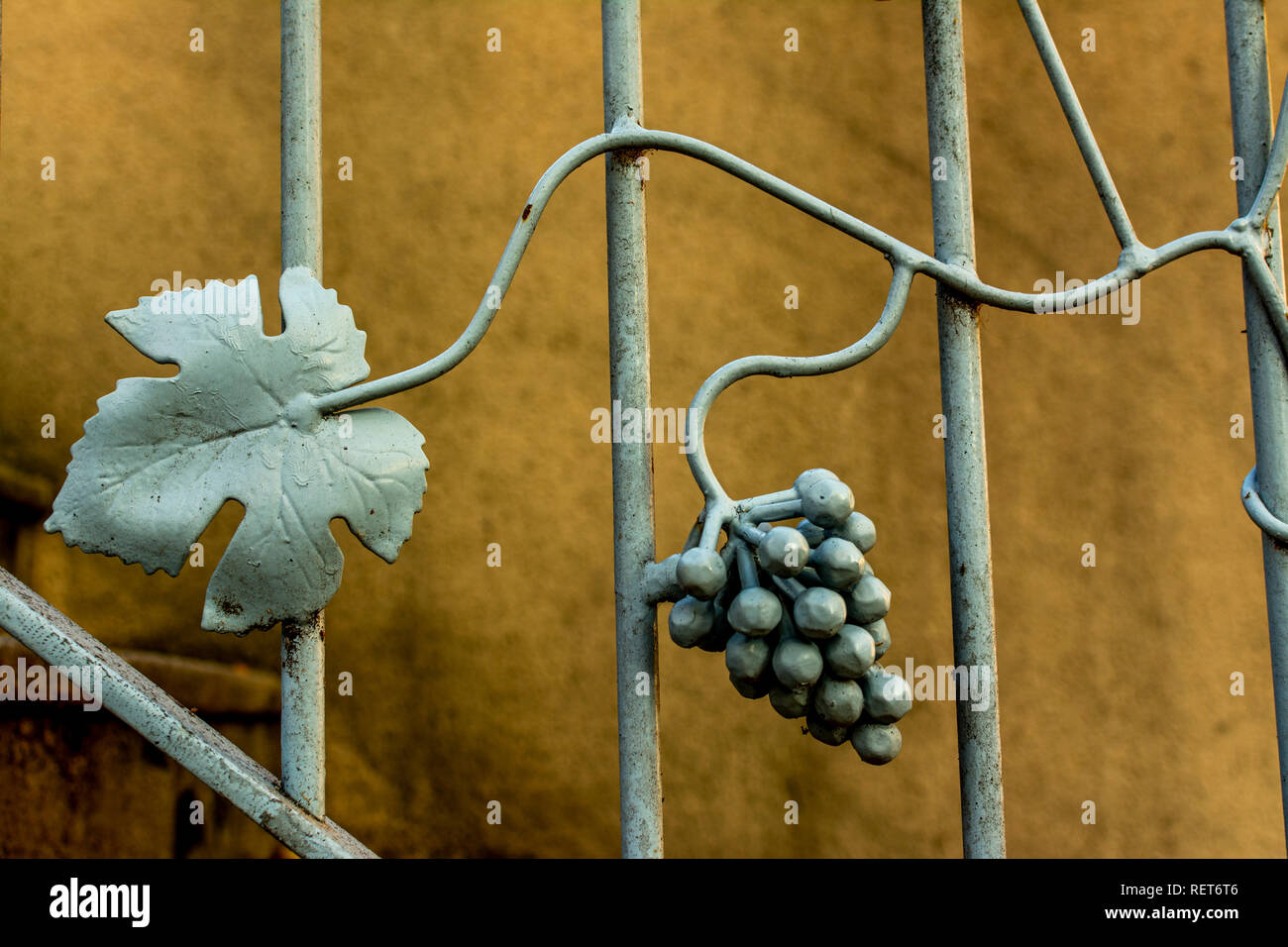 Elementi in ferro battuto a forma di grappoli di uva, Francia Foto stock -  Alamy