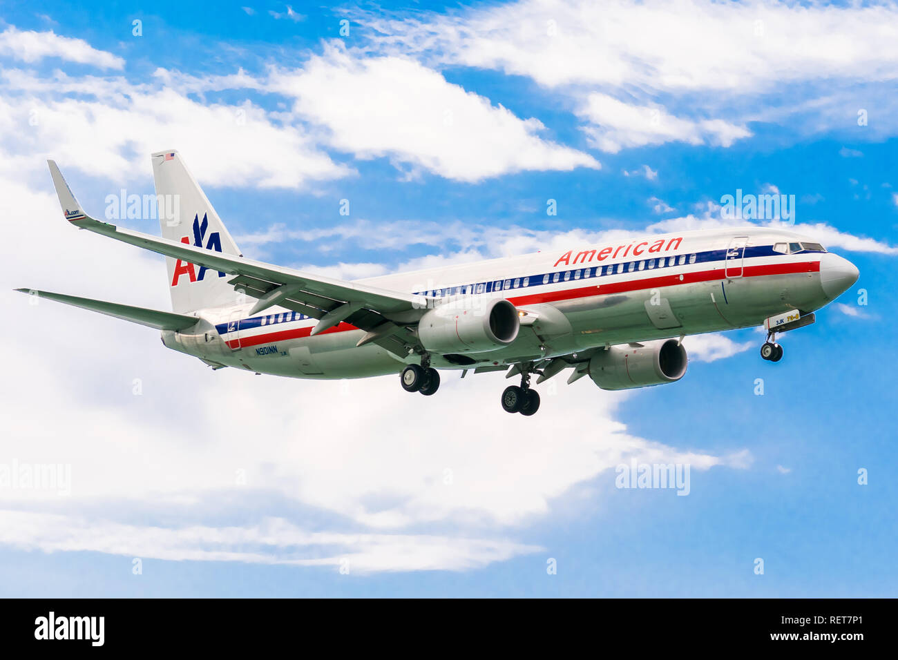 Montego Bay, Giamaica - 19 Febbraio 2017: American Airlines aeromobili preparazione a terra presso l'Aeroporto Internazionale di Sangster (MBJ) in Montego Bay Foto Stock