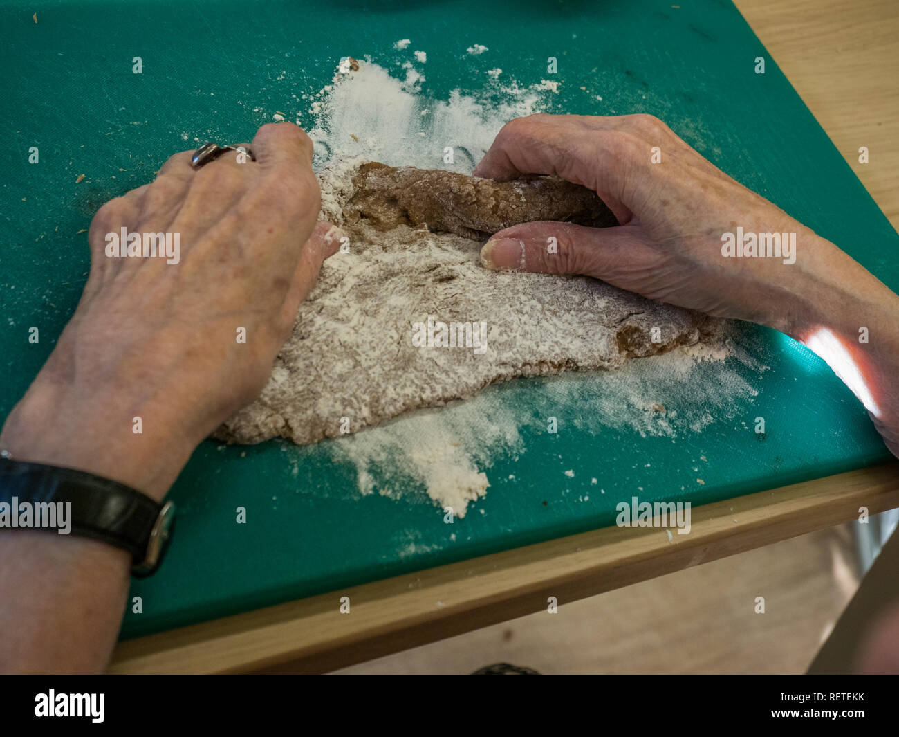 Donna anziana gli impasti e la preparazione di biscotti di Natale Foto Stock