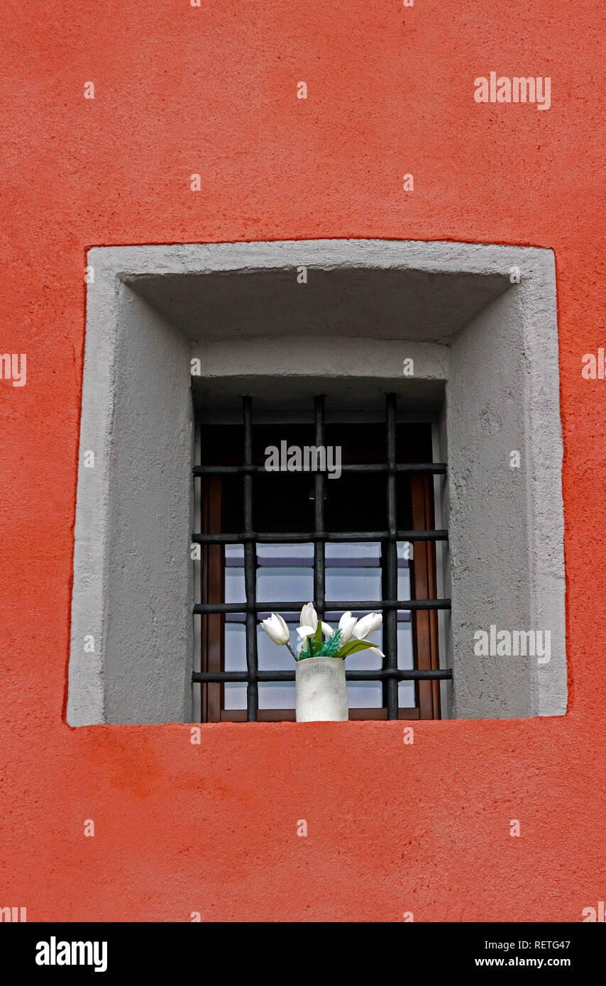 Svizzera Ticino Lago di Lugano Lugano Alpi Svizzere dettagli architettonici parete rossa finestra nuda Foto Stock