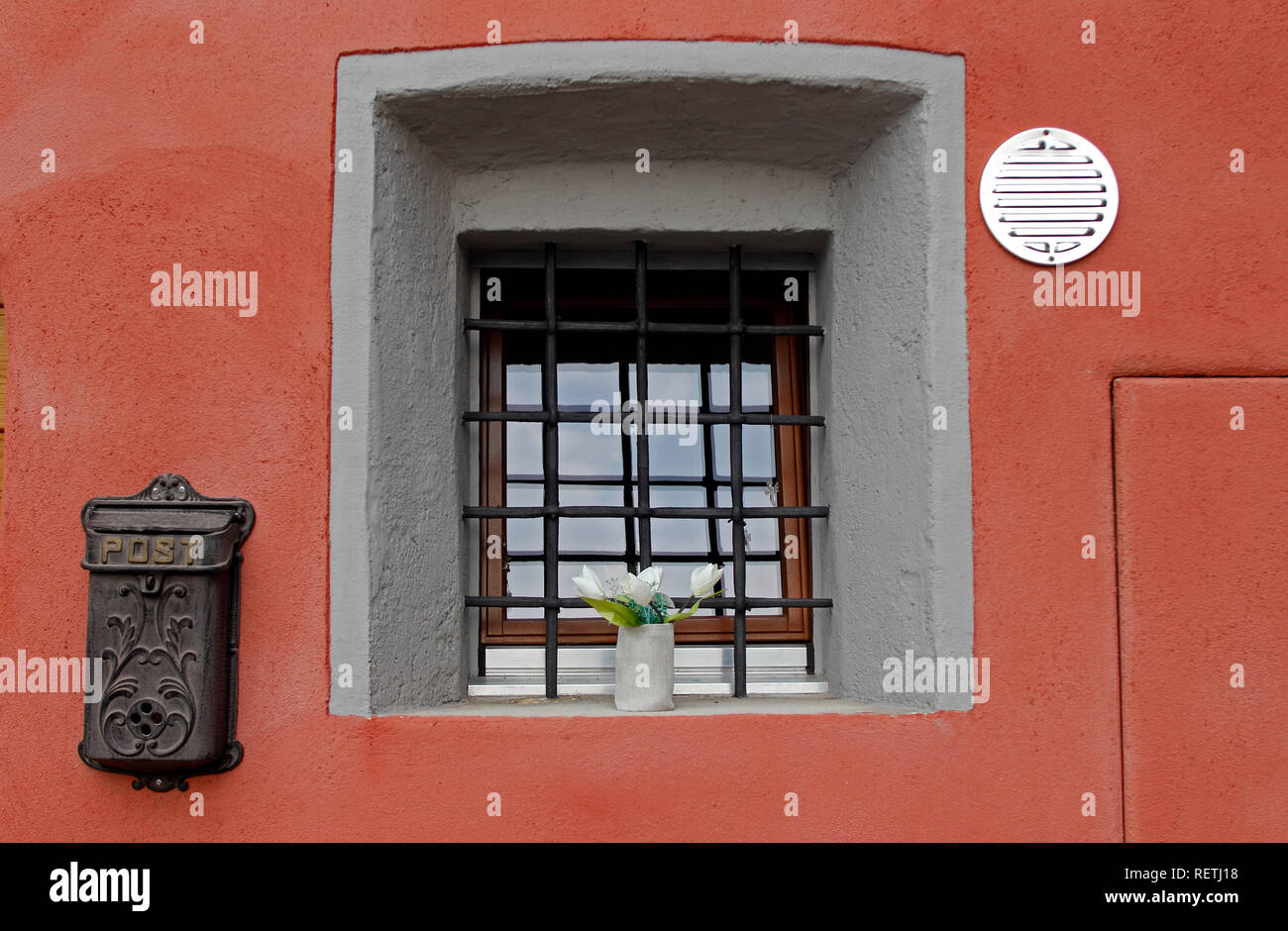 Svizzera Ticino Lago di Lugano Lugano Alpi Svizzere dettagli architettonici parete rossa bared finestra casella postale Foto Stock
