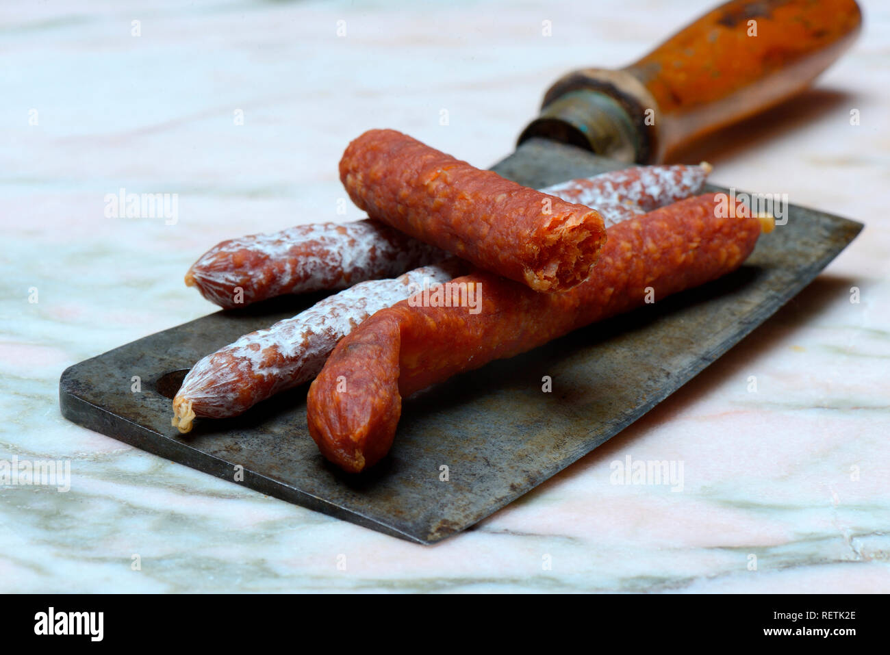 Diverse le salsicce a secco sul trinciapaglia Foto Stock