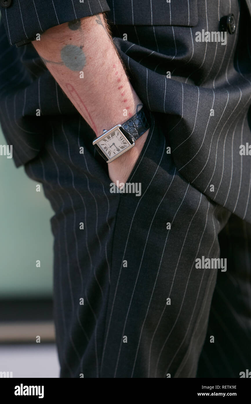 Milano, Italia - 14 gennaio 2019: Uomo con Cartier orologio con coccodrillo  nero cinturino pelle e abito gessato prima di Emporio Armani fashion show,  Mila Foto stock - Alamy