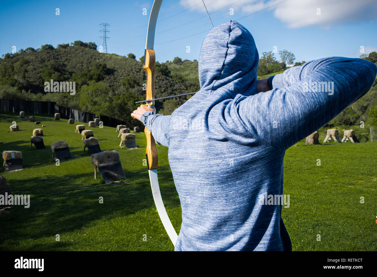 Persona non identificata praticare il tiro con l'arco; Foto Stock