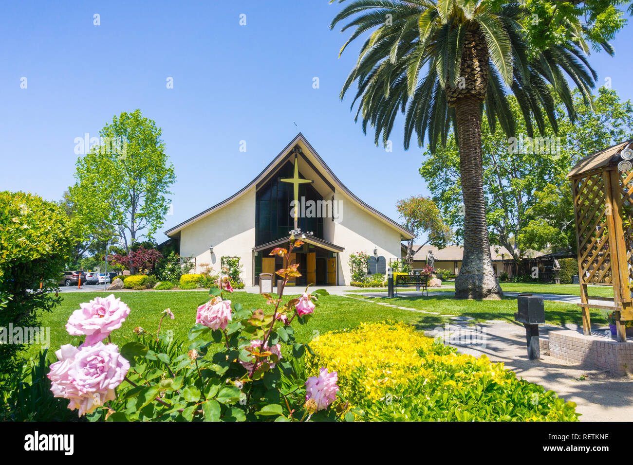 Chiesa cattolica romana edificio e giardino, Santa Clara, San Francisco Bay Area, California Foto Stock