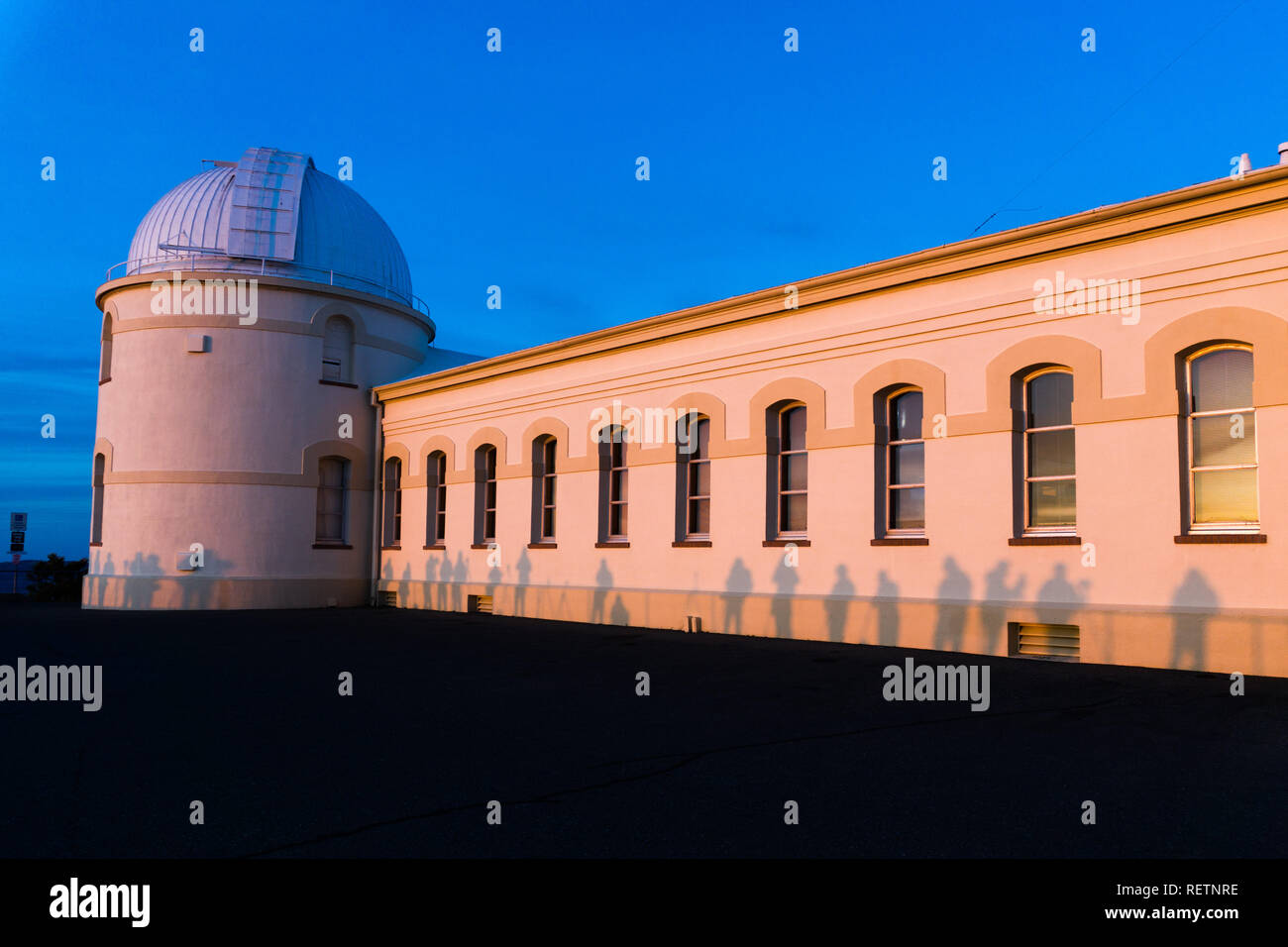 Veduta della facciata dell'edificio principale del centro storico di leccare osservatorio (completato nel 1888) al tramonto; i visitatori' ombre proiettate sulle sue pareti; Sa Foto Stock