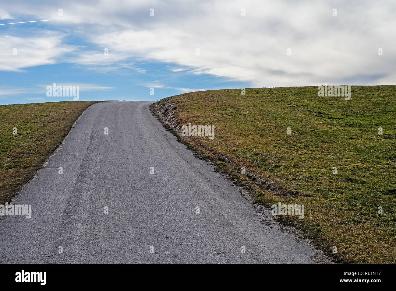 Lonely Road to Nowhere all'orizzonte Foto Stock