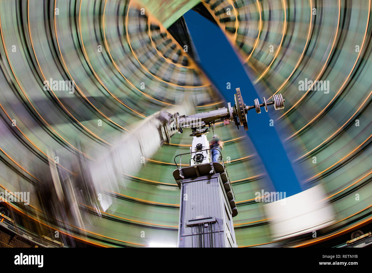 Funzionamento tecnico del posizionamento di un vecchio telescopio; South San Francisco Bay Area, California; sfocatura di movimento Foto Stock