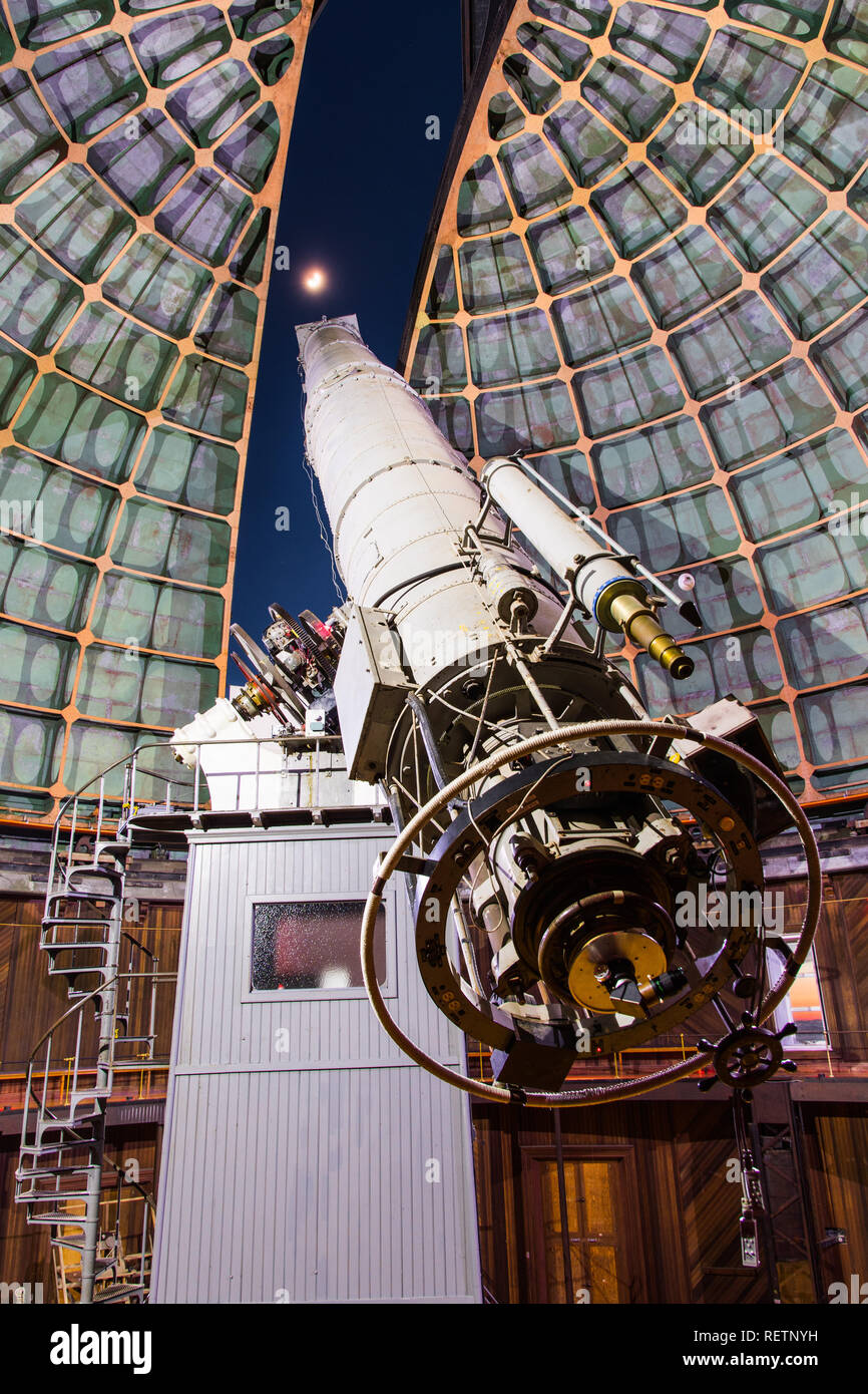 Maggio 19, 2018 San Jose / CA / STATI UNITI D'AMERICA - lo storico 36 pollici Shane telescopio al Lick Observatory, Mount Hamilton pronto per il cielo notturno visualizzazione; San Jose, s Foto Stock