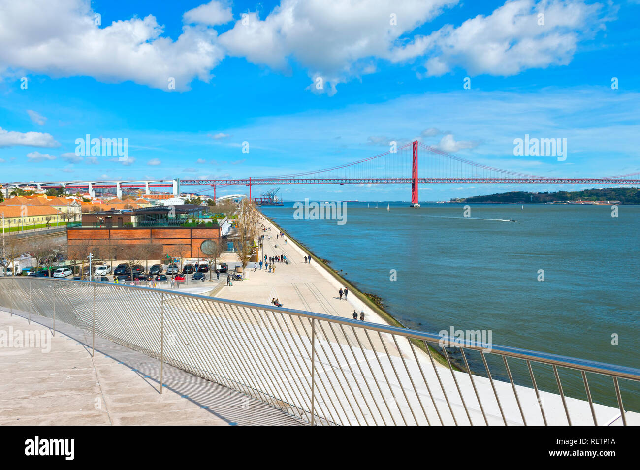 Il 25 aprile, Ponte vecchio ponte di Salazar, oltre il fiume Tago visto dalla parte superiore della MAAT, Museo d'arte di architettura e tecnologia, Lisbona, Portogallo Foto Stock