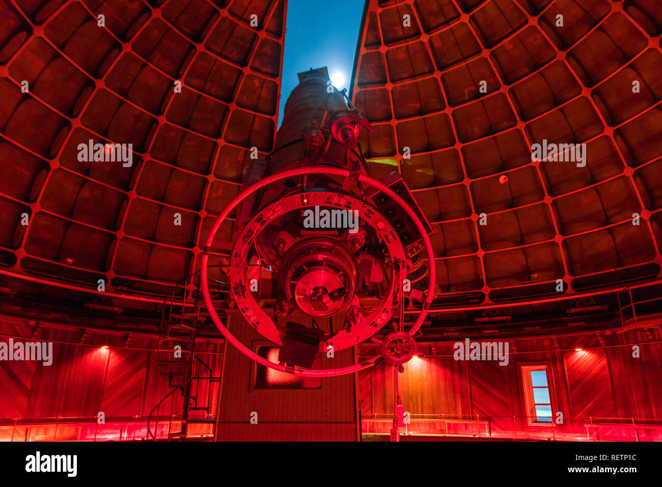 Maggio 19, 2018 San Jose / CA / STATI UNITI D'AMERICA - lo storico 36 pollici Shane telescopio al Lick Observatory pronto per il cielo di notte la visualizzazione; rosso luci accese; Mou Foto Stock