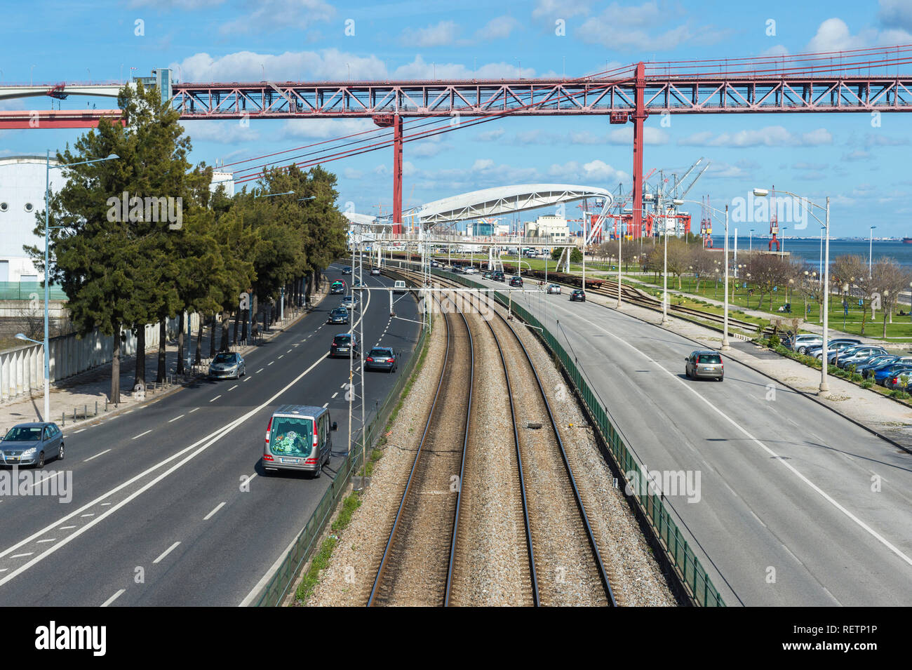 Brasilia Avenue e 25 aprile Bridge, ex Salazar, ponte sul fiume Tago a Lisbona, Portogallo Foto Stock