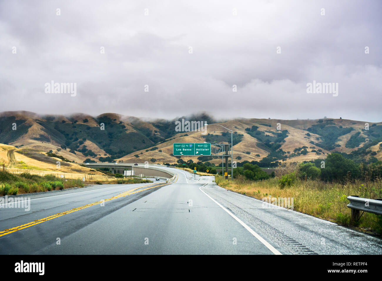 La guida su autostrada attraverso le colline di South San Francisco Bay Area su un giorno nuvoloso, California Foto Stock
