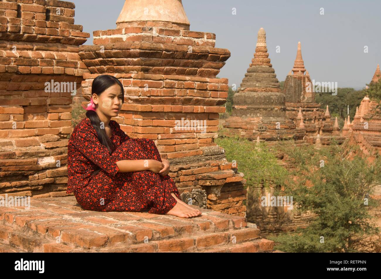 Giovane donna birmano sul tetto di un tempio, Bagan, MYANMAR Birmania, sud-est asiatico Foto Stock