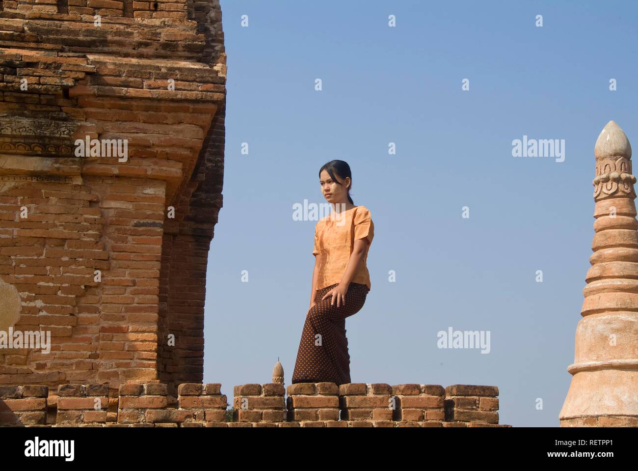 Giovane donna birmano sul tetto di un tempio, Bagan, MYANMAR Birmania, sud-est asiatico Foto Stock