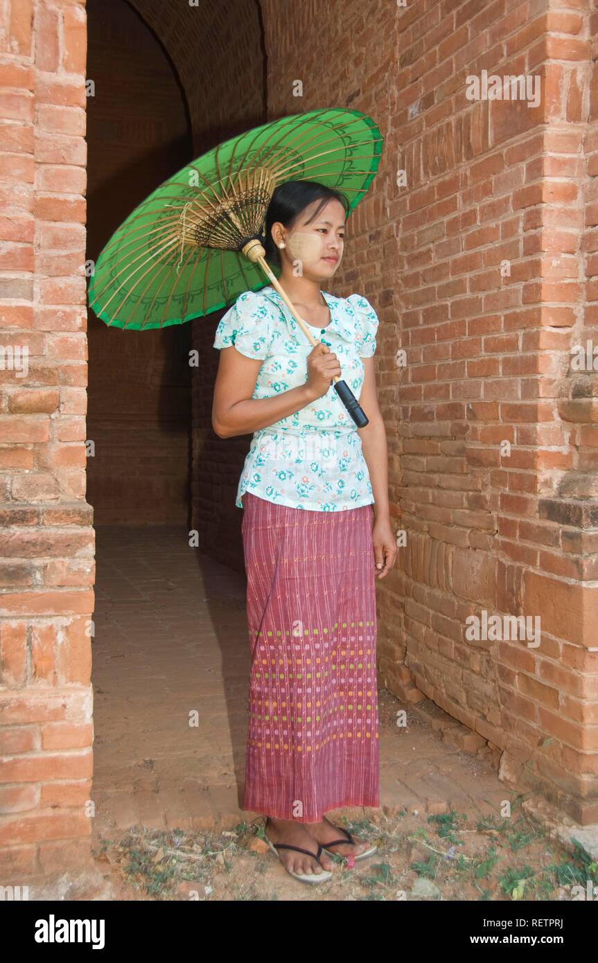 Giovane donna birmana con un ombrellone verde, Bagan, Myanmar Foto Stock