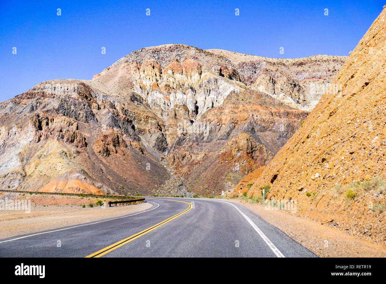 La guida attraverso le ripide montagne rocciose del Panamint Range, Parco Nazionale della Valle della Morte, California Foto Stock