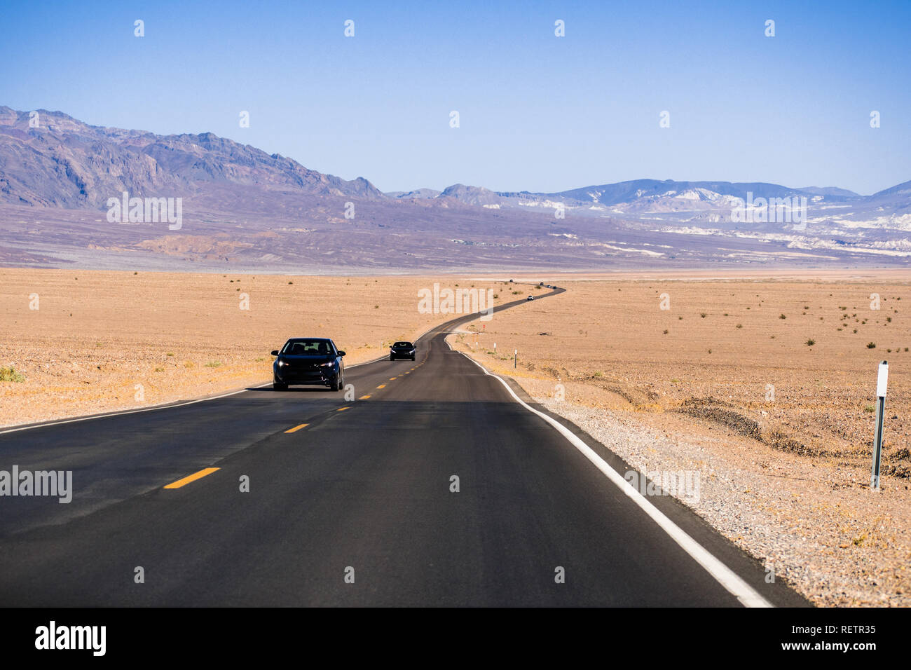 Guidando attraverso il Parco Nazionale della Valle della Morte in un giorno caldo, California Foto Stock