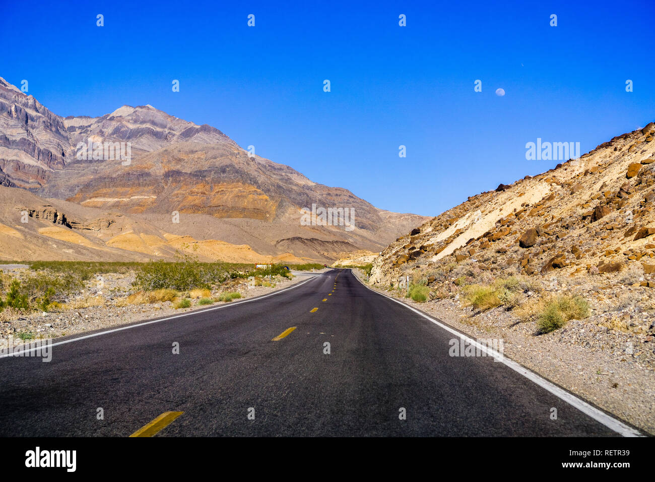 Viaggiando attraverso il Parco Nazionale della Valle della Morte, Moon Rising fino in cielo; California Foto Stock