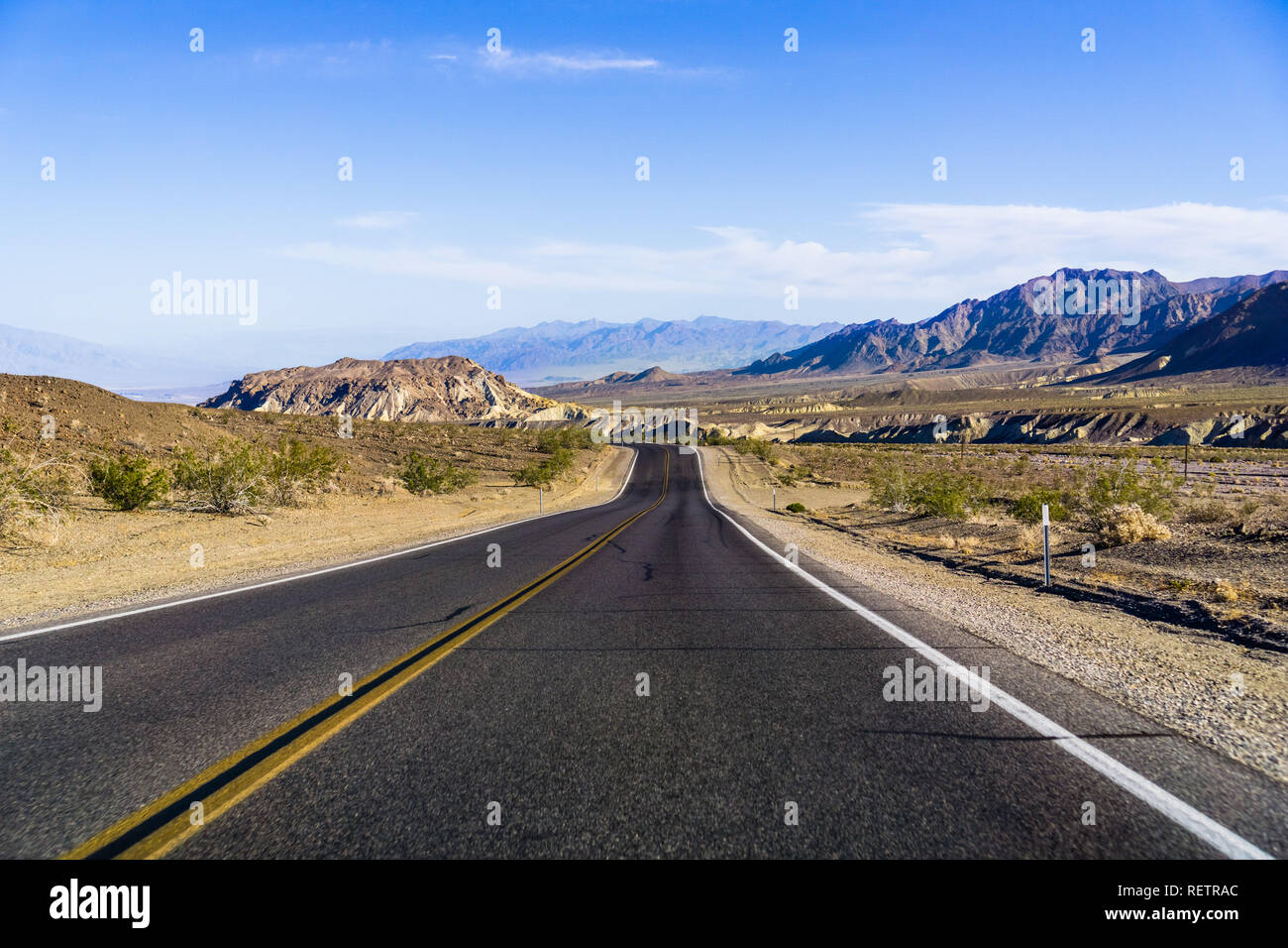 Vista la mattina dell'autostrada attraversando il Parco nazionale della Death Valley, California Foto Stock