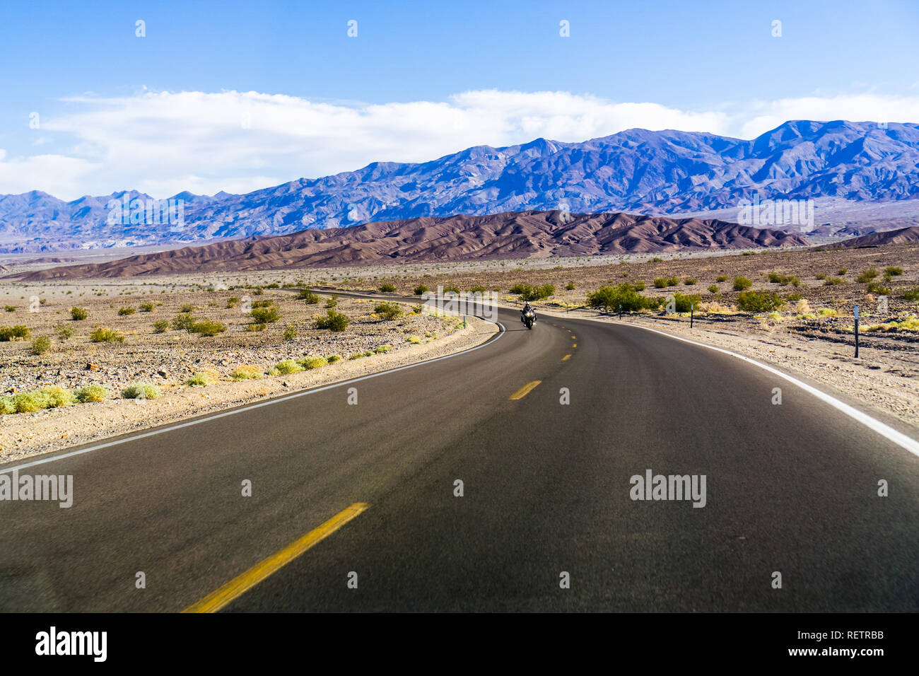 Guidando attraverso il Parco Nazionale della Valle della Morte su clear mattina, California Foto Stock