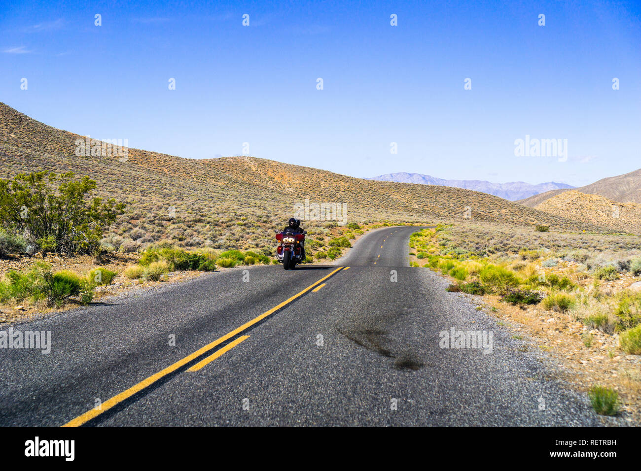 Viaggiare sull'emigrante Canyon road nelle prime ore del mattino, il Parco Nazionale della Valle della Morte, California Foto Stock