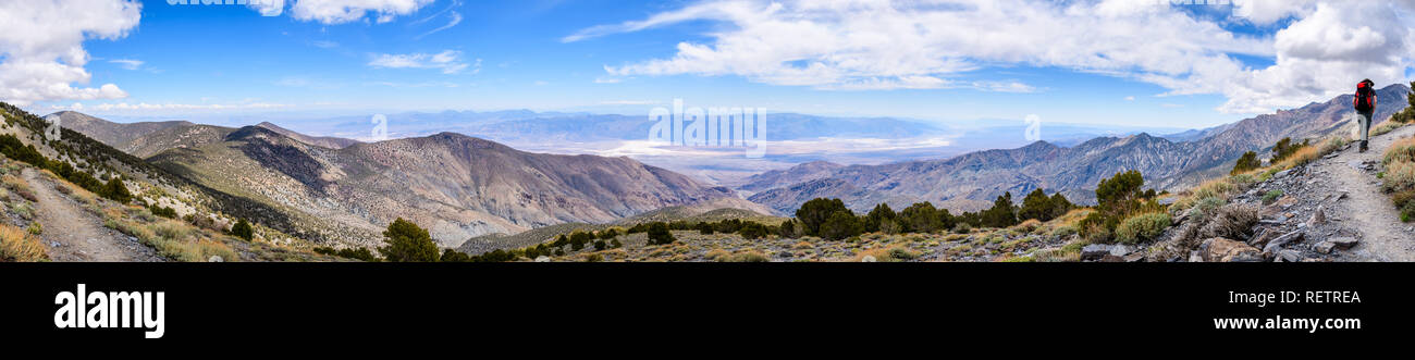 Vista panoramica verso il bacino Badwater da il sentiero a picco del telescopio, il Parco Nazionale della Valle della Morte, escursionista seguendo un sentiero sulla destra, California Foto Stock