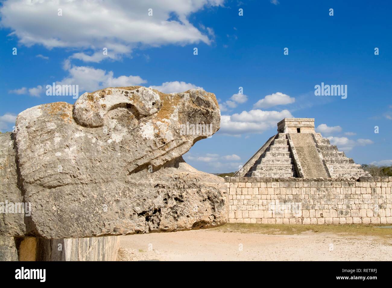 Chichen Itza, Quetzalcoatl, Serpente Piumato divinità e la piramide a gradini di Kukulkan, El Castillo in background, Yucatan, Foto Stock
