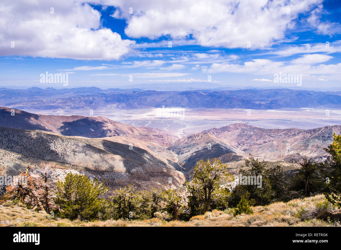 Vista verso la Badwater bacino attraverso il sentiero a picco del telescopio, il Parco Nazionale della Valle della Morte, California Foto Stock