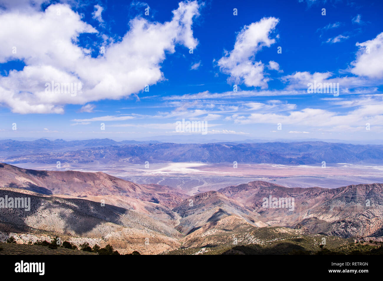Vista verso la Badwater bacino attraverso il sentiero a picco del telescopio, il Parco Nazionale della Valle della Morte, California Foto Stock