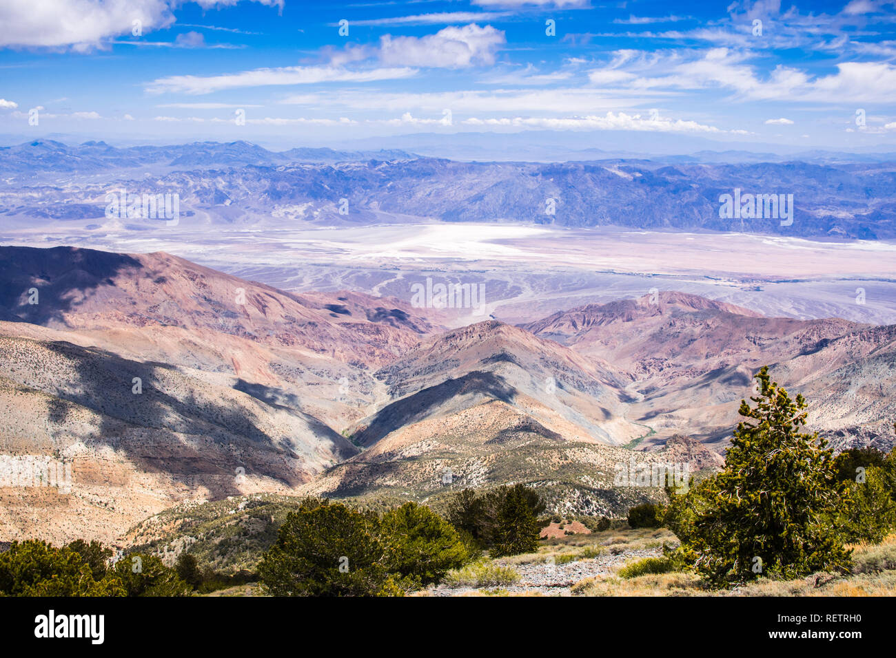 Vista verso la Badwater bacino attraverso il sentiero a picco del telescopio, il Parco Nazionale della Valle della Morte, California Foto Stock