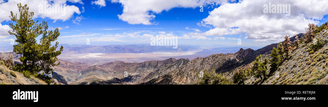 Vista panoramica verso il bacino Badwater da il sentiero a picco del telescopio, il Parco Nazionale della Valle della Morte, California Foto Stock