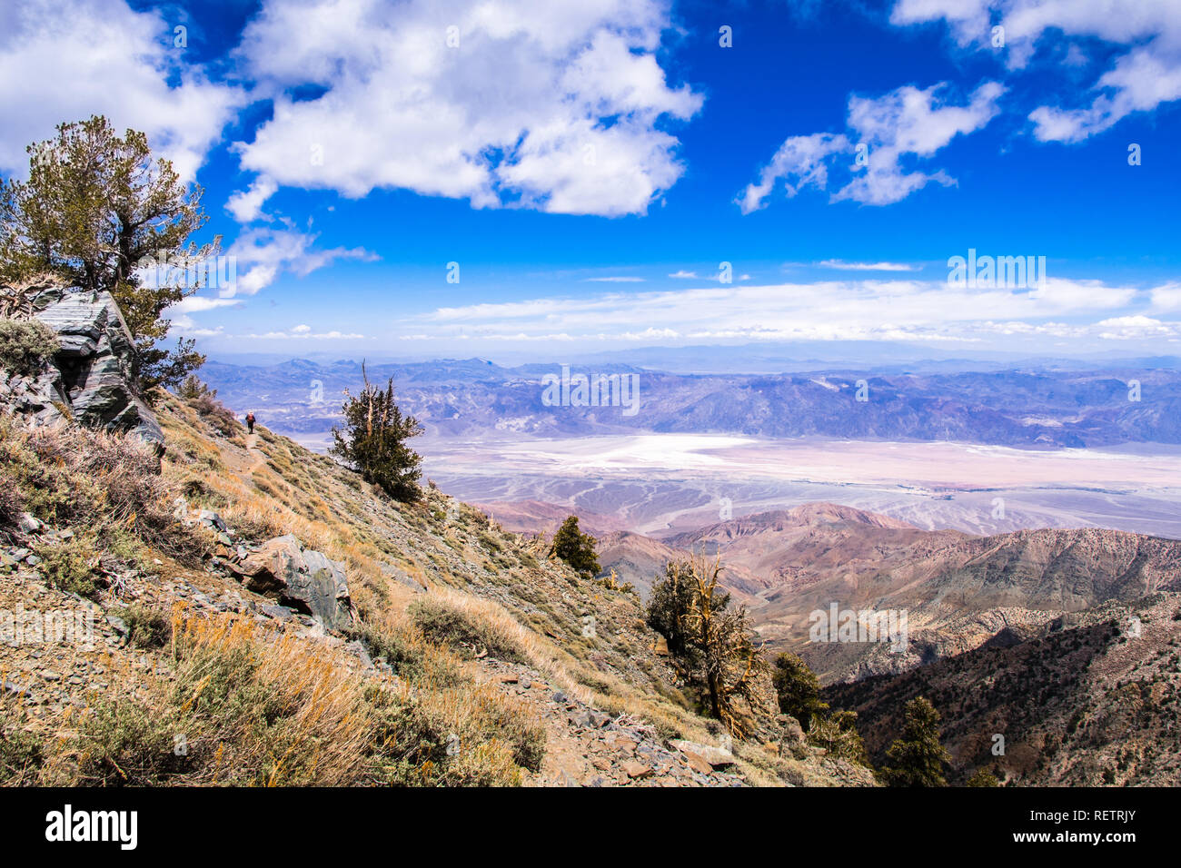 La magnifica vista del bacino di Badwater da i sentieri per il trekking sulle montagne del Parco Nazionale della Valle della Morte, California Foto Stock