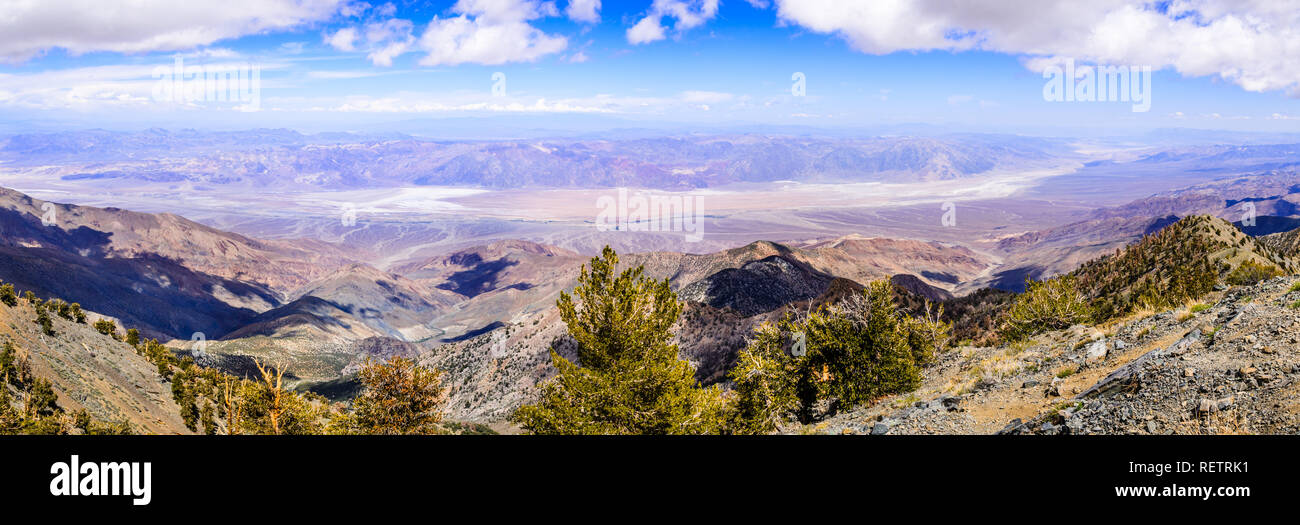 Vista panoramica verso il bacino Badwater da il sentiero a picco del telescopio, il Parco Nazionale della Valle della Morte, California Foto Stock
