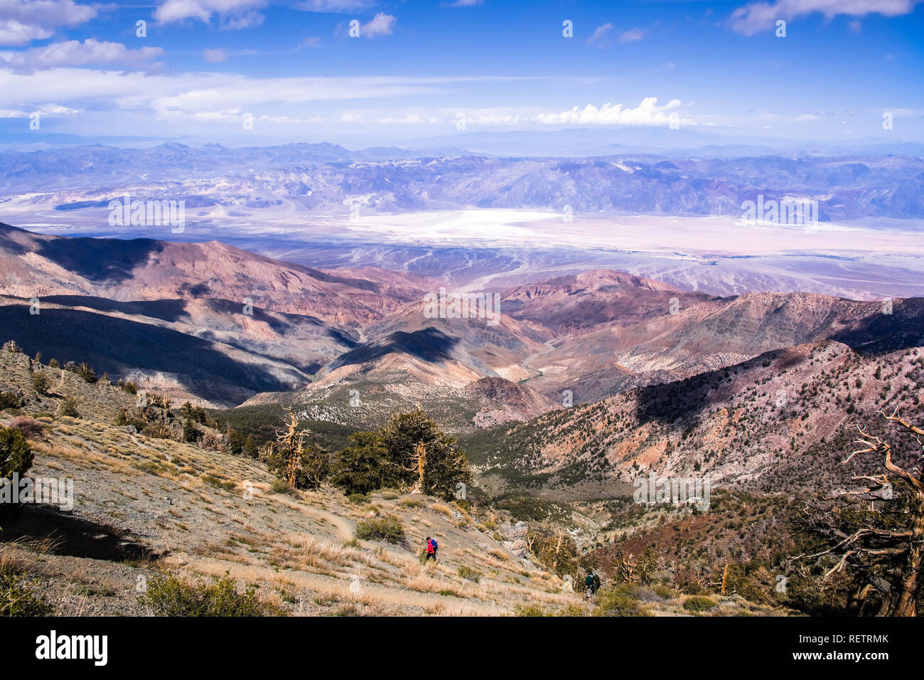 Vista verso la Badwater bacino attraverso il sentiero a picco telescopio; gli escursionisti in primo piano; Parco Nazionale della Valle della Morte, California Foto Stock