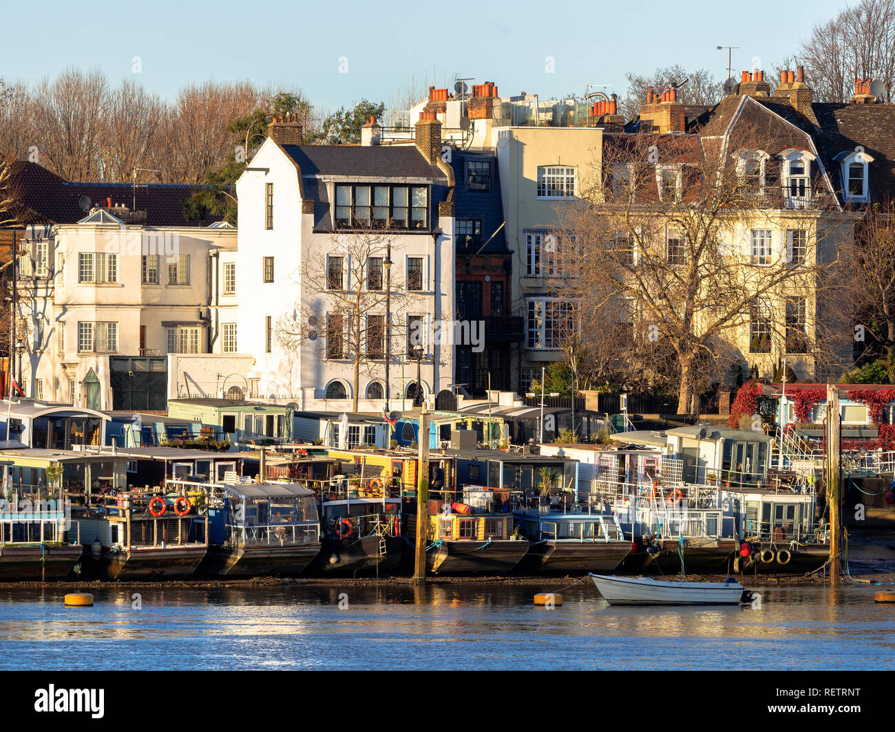 Barche ormeggiate a bassa marea sul Tamigi in Chelsea emnbankment - Londra, Inghilterra Foto Stock