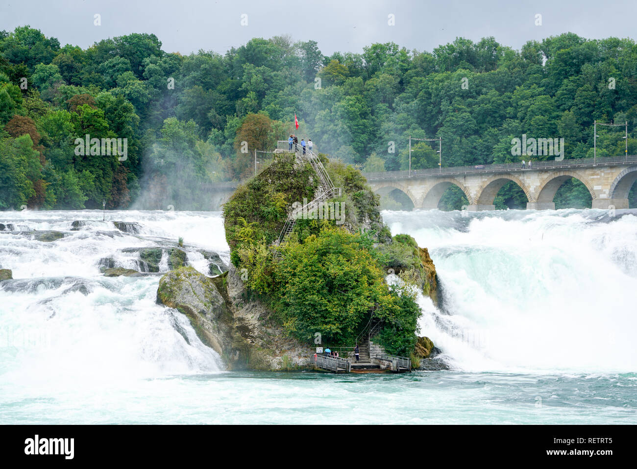 Panorama delle Cascate del Reno (Rheinfall). E' la cascata più grande d'Europa. Situato in Alto Reno, Neuhausen, Schaffhausen, Svizzera. Foto Stock