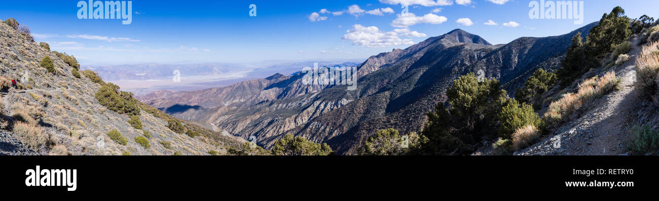 Vista panoramica verso il bacino di Badwater e picco di telescopio dal sentiero escursionistico, Panamint mountain range, il Parco Nazionale della Valle della Morte, California Foto Stock