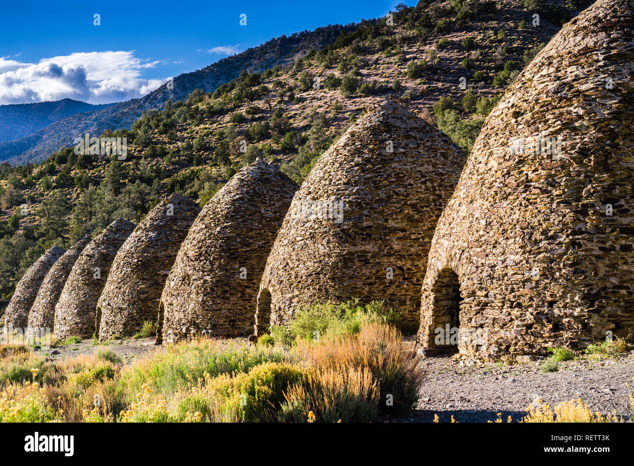 Carbonaie (situato nella gamma Panamint) utilizzati per la produzione di carbone da pini e alberi di ginepro; Parco Nazionale della Valle della Morte, California Foto Stock