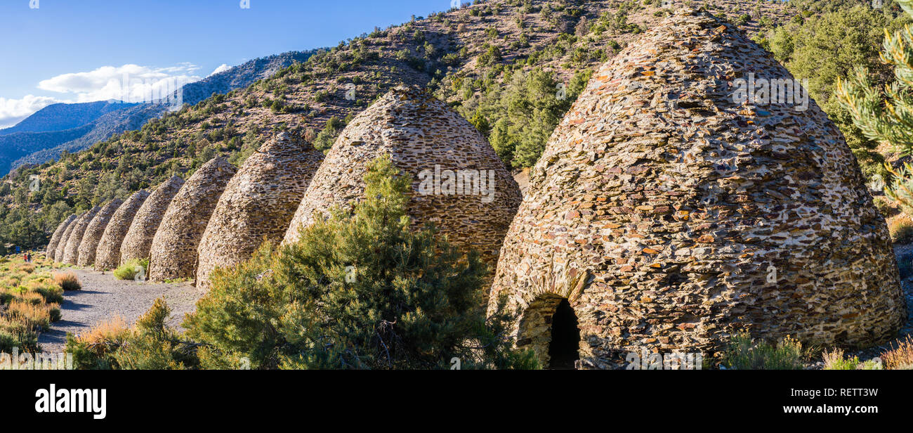 Carbonaie (situato nella gamma Panamint) utilizzati per la produzione di carbone da pini e alberi di ginepro; Parco Nazionale della Valle della Morte, California Foto Stock