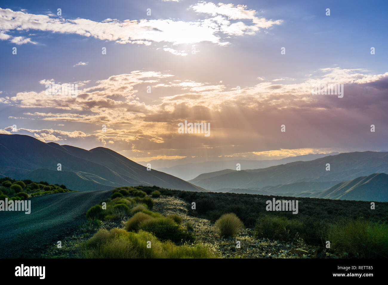 Si filtra la luce illuminando Panamint Valley, il Parco Nazionale della Valle della Morte, California Foto Stock