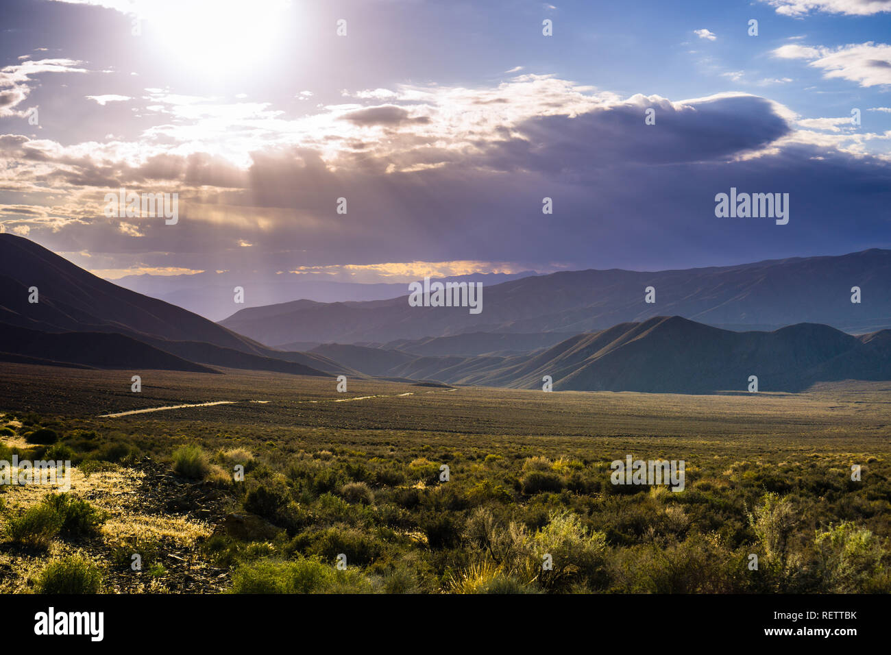 Si filtra la luce illuminando Panamint Valley, il Parco Nazionale della Valle della Morte, California Foto Stock