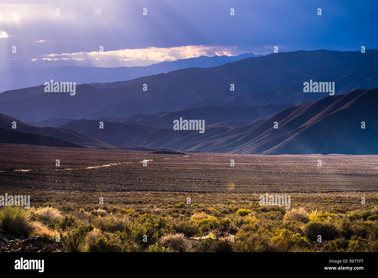 Si filtra la luce illuminando Panamint Valley, il Parco Nazionale della Valle della Morte, California Foto Stock