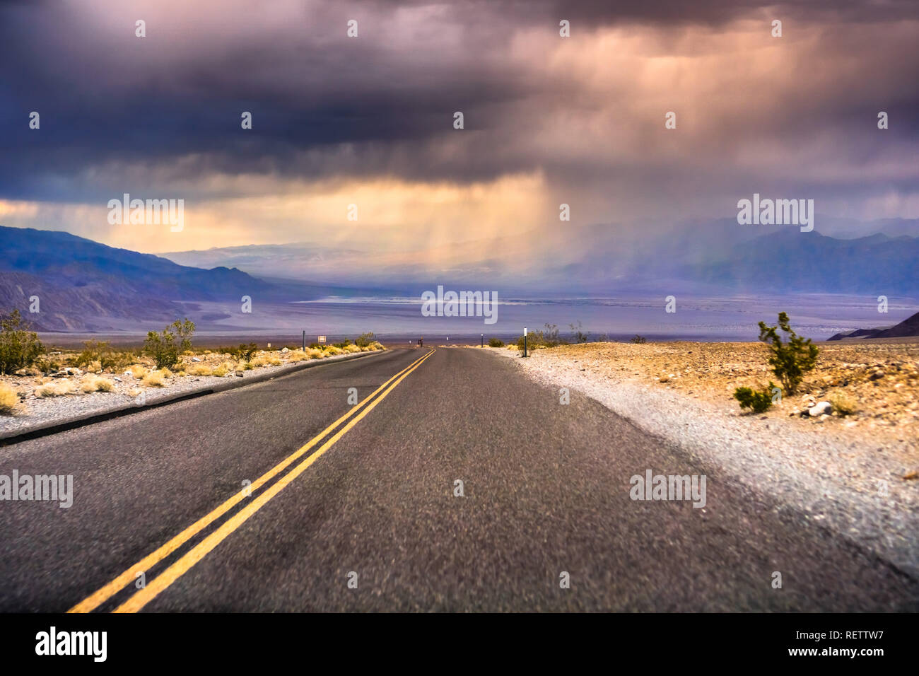 Nuvole temporalesche raccogliendo la sera su Death Valley, California Foto Stock