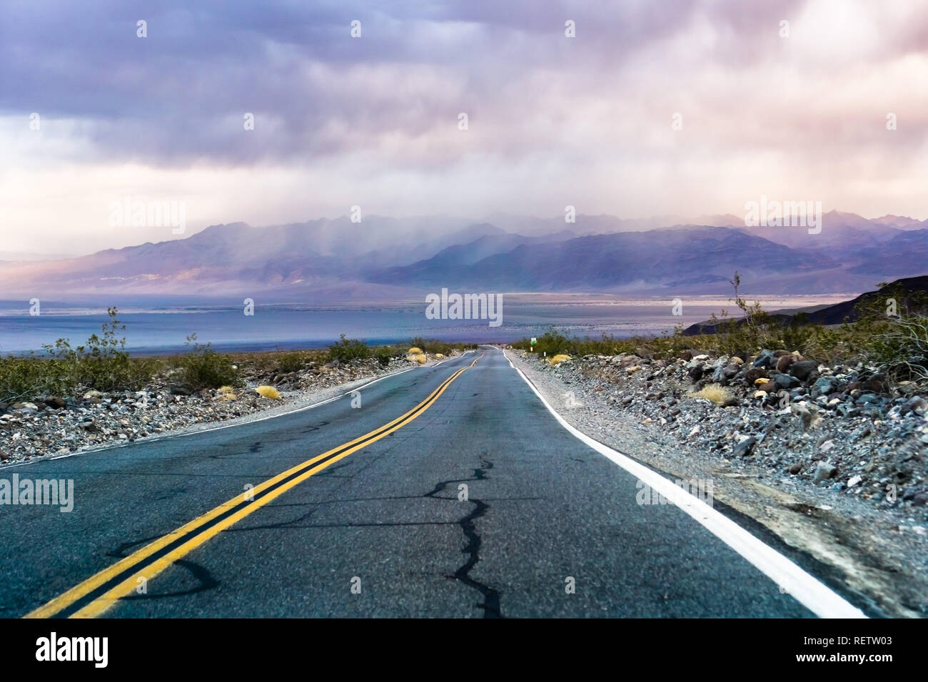 Nuvole temporalesche raccogliendo la sera su Death Valley, California Foto Stock